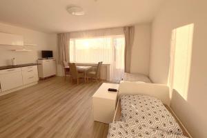 Habitación con cama, mesa y cocina. en Cozy apartment with balcony en Leverkusen