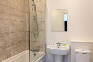 uma casa de banho com um chuveiro, um lavatório e um WC. em Swindon Apartments by Charles Hope em Swindon