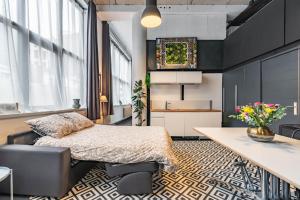 a bedroom with a bed and a desk in a room at Mon loft in Asnières-sur-Seine