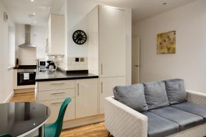 Una sala de estar con un sofá y una cocina. en Charles Hope Swindon, en Swindon