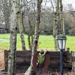 Una estatua de un corazón junto a una luz de la calle en Ferienwohnung Glücklich en Ovelgönne