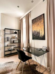 una oficina con escritorio de cristal y silla en Luxus Apartment Vienna Hills FREE PARKING, en Viena