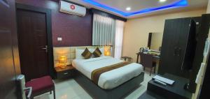 Habitación de hotel con cama y escritorio con ordenador en Annapurna Hotel en Bīrganj