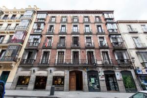 un gran edificio de ladrillo en una calle de la ciudad en Hostal Castilla I Atocha, en Madrid