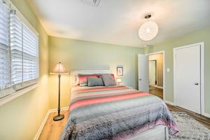 1 dormitorio con 1 cama y 1 lámpara en High Point Vacation Rental Near University!, en High Point