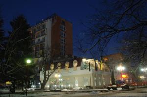 un edificio de noche con luces delante en Hotel Ogosta en Montana