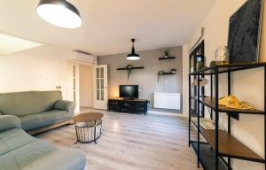 A television and/or entertainment centre at Babieca Casa con Garaje