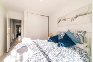 A bed or beds in a room at Babieca Casa con Garaje