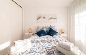 sypialnia z dużym łóżkiem z niebieskimi poduszkami w obiekcie Babieca Casa con Garaje w mieście Zamora
