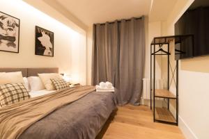 1 dormitorio con cama y ventana en Arriaga, en Bilbao