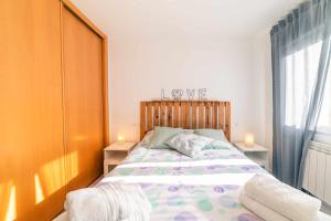 A bed or beds in a room at Babieca Casa con Garaje