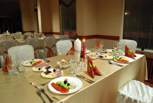 une longue table avec des assiettes de nourriture dans l'établissement Hotel Ogosta, à Montana
