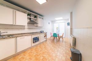 A kitchen or kitchenette at Babieca Casa con Garaje