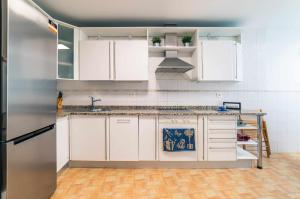 A kitchen or kitchenette at Babieca Casa con Garaje