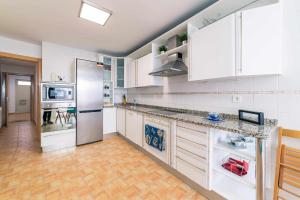 A kitchen or kitchenette at Babieca Casa con Garaje