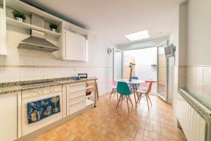 A kitchen or kitchenette at Babieca Casa con Garaje