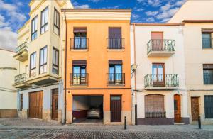un edificio con un coche aparcado delante de él en Babieca Casa con Garaje, en Zamora
