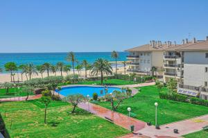 an aerial view of a resort with a swimming pool and the beach at Golf D 201 ONLY FAMILIES in Cambrils
