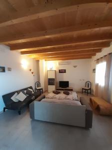 ein großes Schlafzimmer mit einem großen Bett und einem Sofa in der Unterkunft Casa Rosa dei Venti in Villa San Pietro
