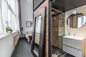 a bathroom with a glass shower and a sink at Mon loft in Asnières-sur-Seine