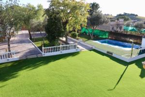 an overhead view of a green yard with a swimming pool at VILLA MACARENA in Espera