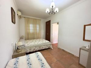 Posteľ alebo postele v izbe v ubytovaní VILLA MACARENA