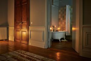 een badkamer met een bad en een wastafel met kaarsen bij Château de Sibra in Lagarde