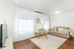 sala de estar con sofá y mesa en Bombarda Apartments VII by Innkeeper, en Oporto