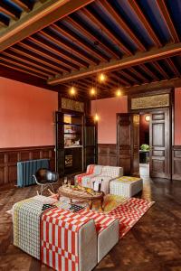 Château de Sibra في Lagarde: غرفة معيشة مع كنبتين وطاولة