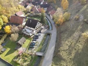 an aerial view of a house with cars parked in a driveway at Gasthof zur Sägemühle in Hiltpoltstein