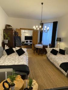 uma sala de estar com 2 camas e uma sala de jantar em Piotrkowska2828 apartament. em Lódź