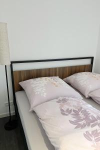 Säng eller sängar i ett rum på Hausboot der Friesländer im Wangermeer