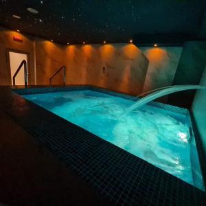uma grande banheira de hidromassagem num quarto com em Hotel Wellness&Spa Astorya Banja Luka em Banja Luka