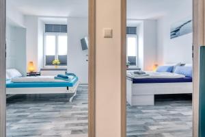 sypialnia z 2 łóżkami i lustrem w obiekcie Allram "TopSleep" 24 hours checkin w mieście Waidhofen an der Thaya