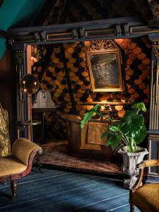 una sala de estar con una silla y una foto en la pared en Private and chique Salon de Franz - with large terrace en Ámsterdam