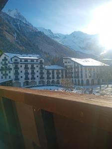 - une vue sur un bâtiment avec des montagnes en arrière-plan dans l'établissement Le Sasha, à Chamonix-Mont-Blanc