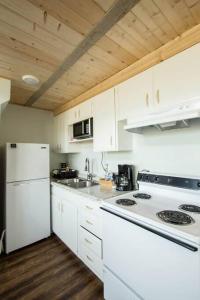 cocina con electrodomésticos blancos y techo de madera en Tidal House 9 en Ocean Shores