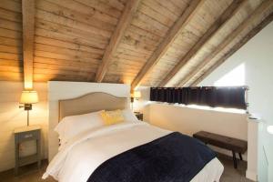 a bedroom with a bed and a wooden ceiling at Tidal House 9 in Ocean Shores