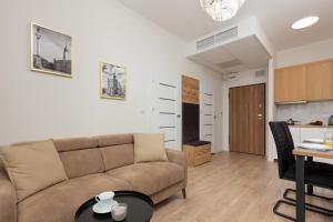 sala de estar con sofá y mesa en Central Business District Warsaw Apartments by Renters en Varsovia