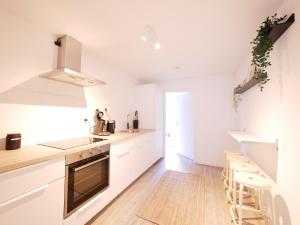 eine Küche mit weißen Schränken und weißen Arbeitsflächen in der Unterkunft 75 m2, zentral, Küche, Balkon, Parkplatz in Osnabrück