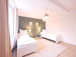 um quarto com 2 camas e um tapete em 75 m2, zentral, Küche, Balkon, Parkplatz em Osnabrück