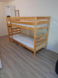 2 łóżka piętrowe w pokoju z drewnianą podłogą w obiekcie Chan(se) w mieście La Feclaz