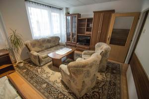 Hotel Sport في ستيتي: غرفة معيشة مع كرسيين وطاولة