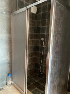 a shower with a glass door in a bathroom at YALINCAK TERAS 1 SİTESİ in Cimenli
