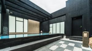 uma piscina num edifício preto com uma piscina em Candeo Hotels Fukuoka Tenjin em Fukuoka