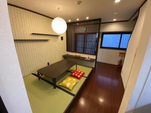 een woonkamer met een tafel bij Yuzenkyo in Kyoto