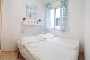 Posteľ alebo postele v izbe v ubytovaní 2 Bedroom Apartment Torrevieja 100 m to Playa De Los Locos ,Pool + 24 fotografií