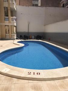 Bazén v ubytovaní 2 Bedroom Apartment Torrevieja 100 m to Playa De Los Locos ,Pool alebo v jeho blízkosti