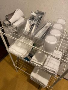 ein Regal in einem Kühlschrank mit Handtüchern und anderen Artikeln in der Unterkunft Yuzenkyo in Kyoto