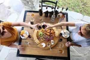 dwie kobiety siedzące przy stole z kieliszkami wina w obiekcie Neuras Wine and Wildlife Estate w mieście Naukluft Mountains